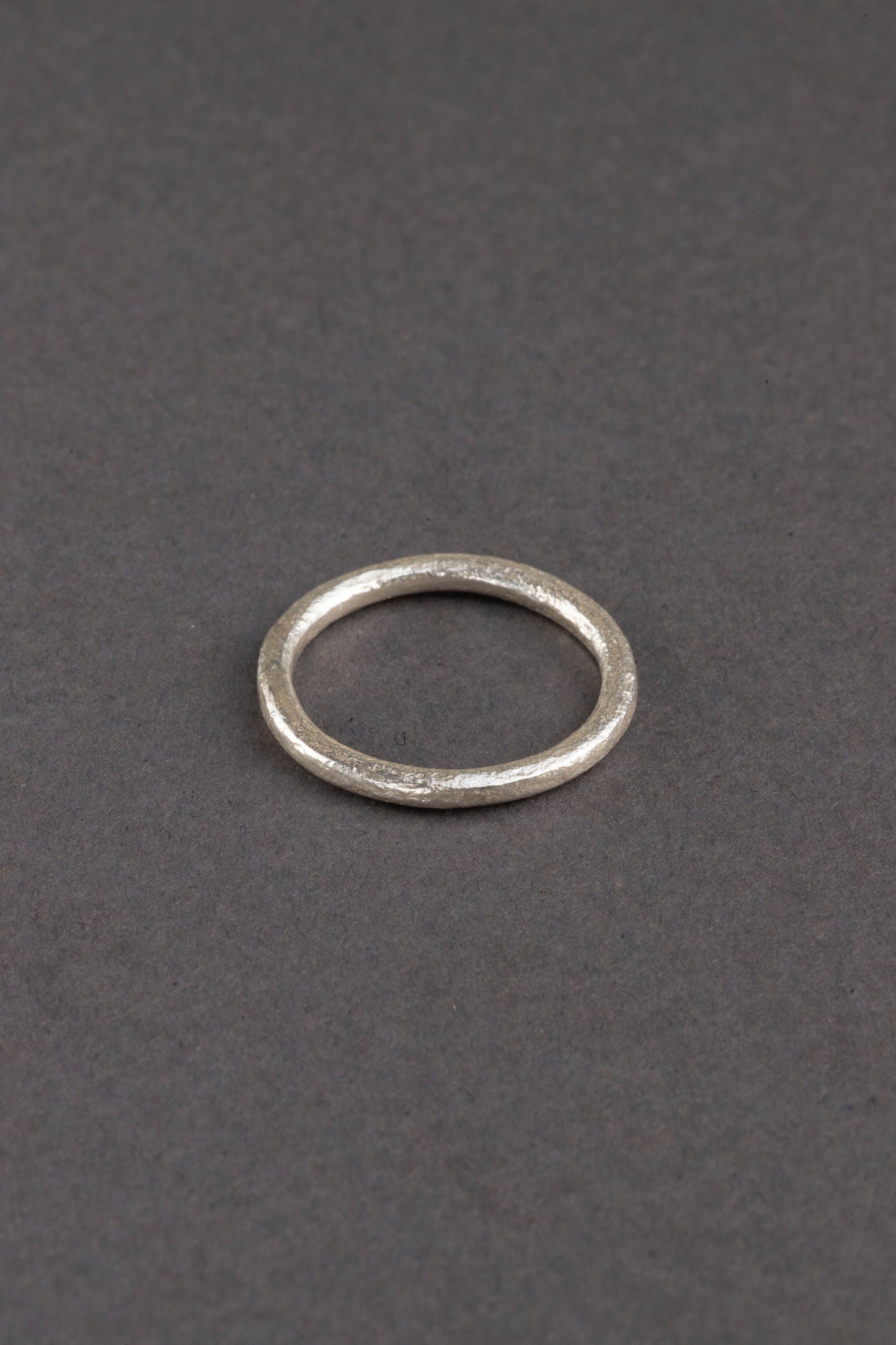 Anillo hilo de piedra