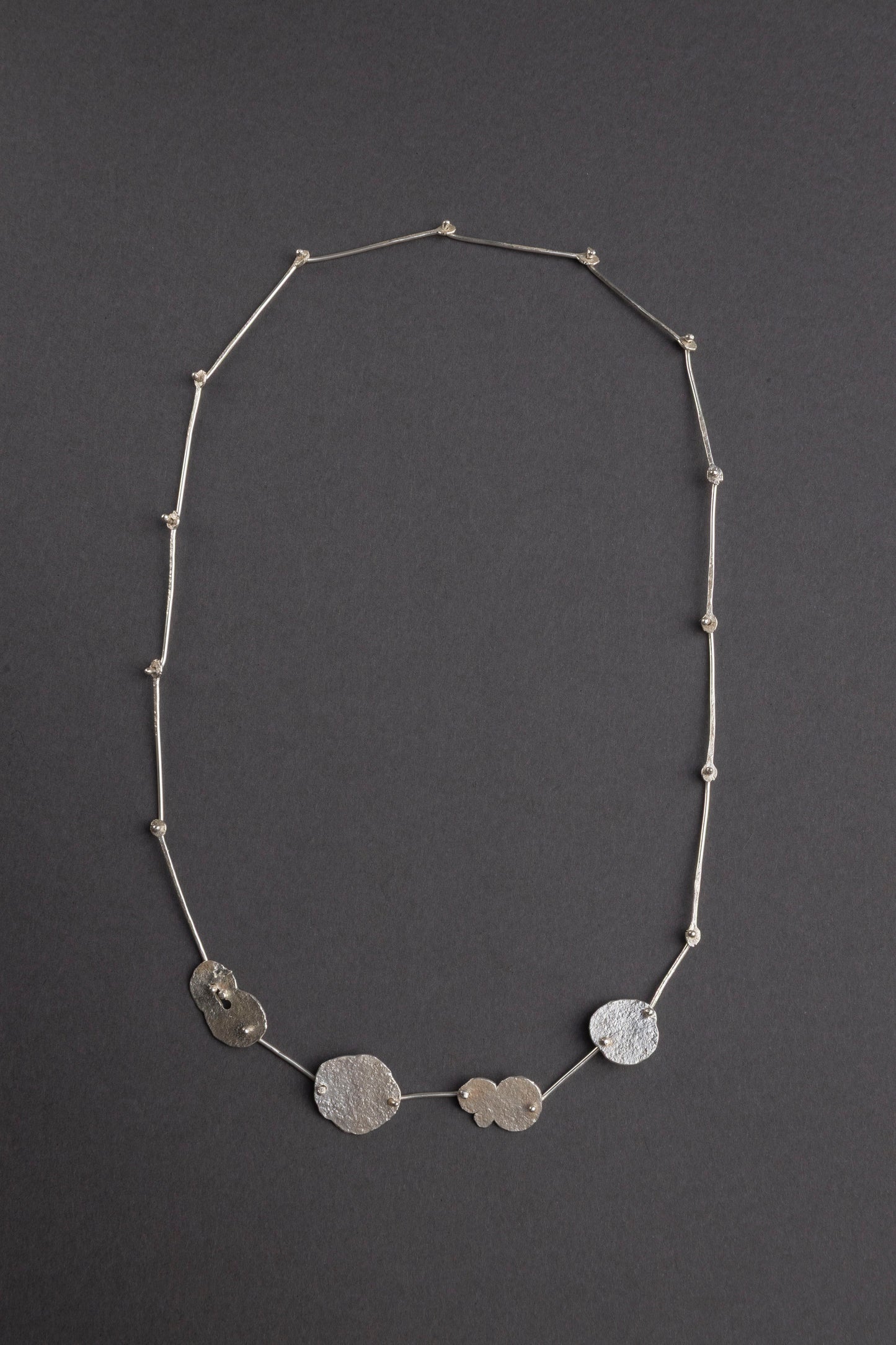 Collar cuerpo de piedra