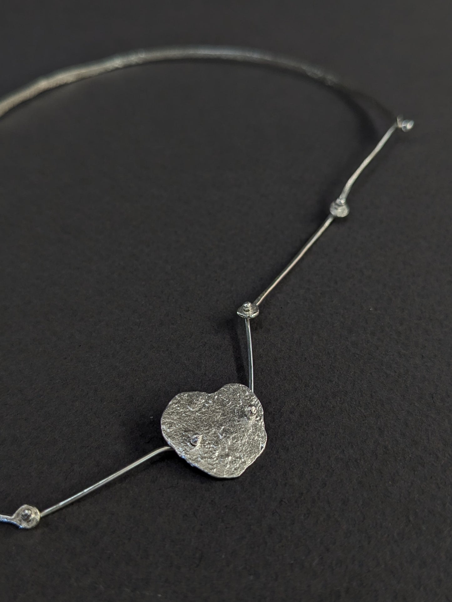 Collar cuerpo de piedra