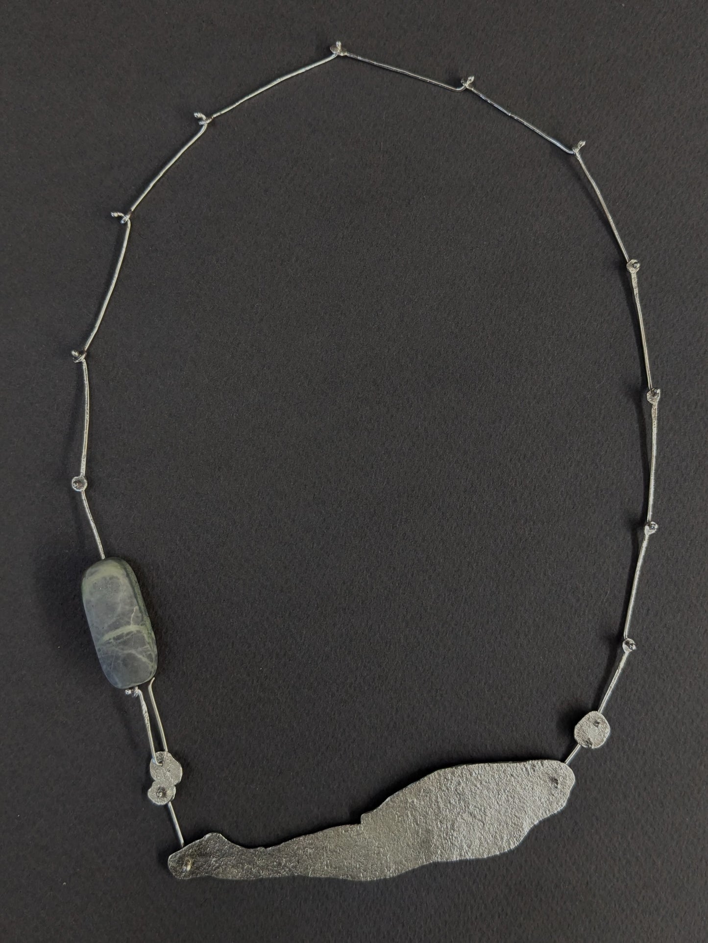 Collar cuerpo de piedra